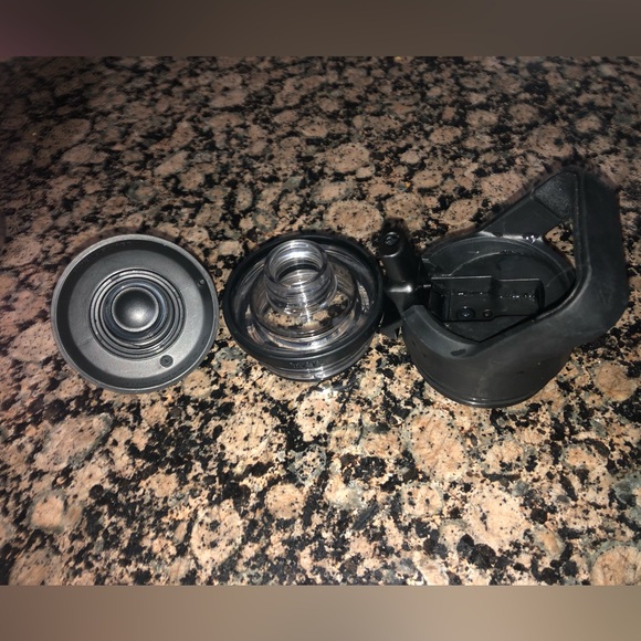 YETI 46oz limited edition color Power Pink Chug Rambler with extra Straw Lid - Picture 9 of 15